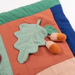 Moulin Roty Tapis D'éveil Pomme Des Bois -Magasin de jouets 3575676750759 3575676750759 11BaseMedia 550Wx550H