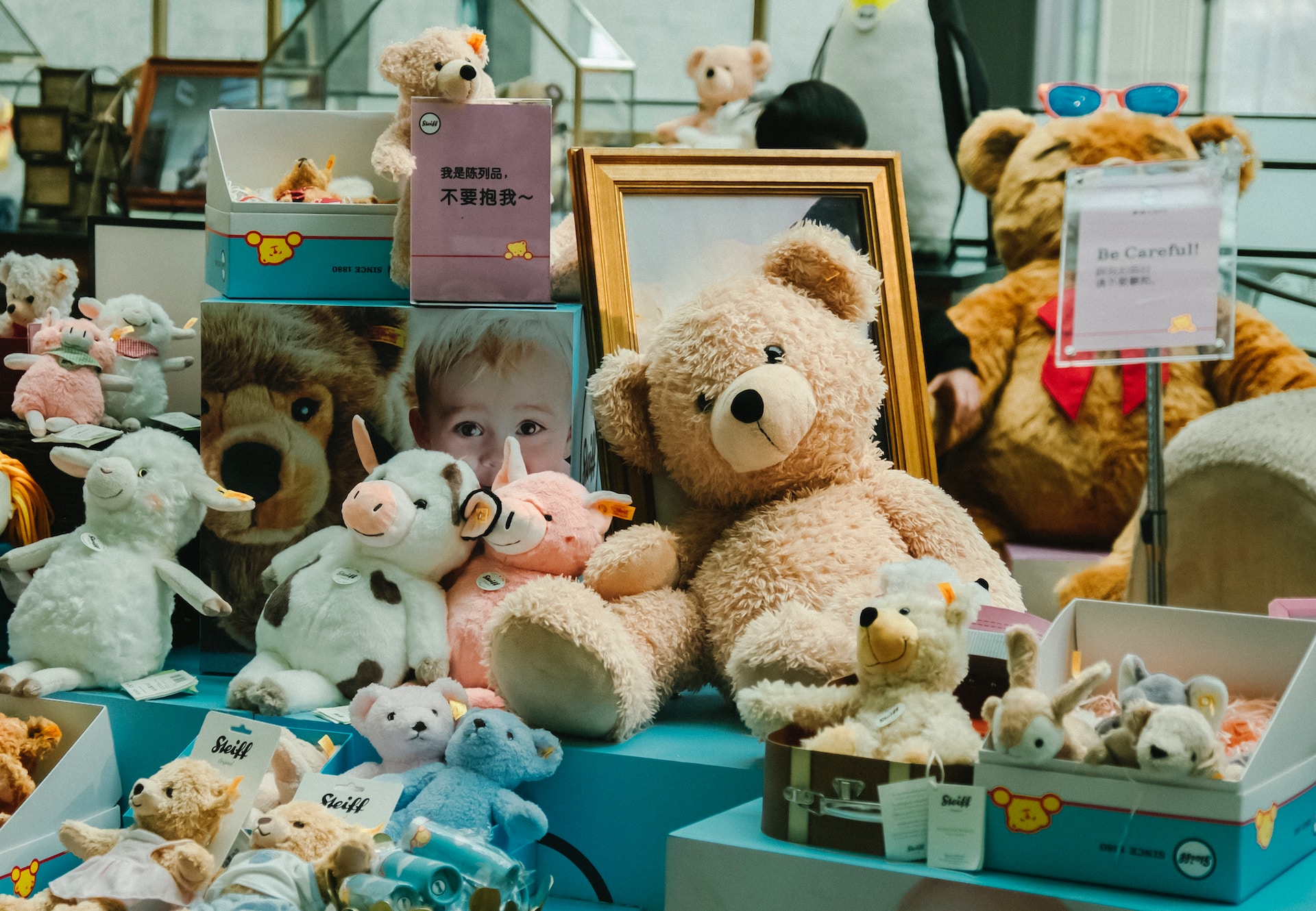 Magasin de jouets 23 Magasin de jouets -Magasin de jouets jerry wang cCjlhaRxNsM unsplash