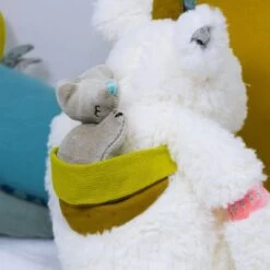 Moulin Roty Ours Blanc Musical Pom Le Voyage D'Olga (30 Cm) -Magasin de jouets ours blanc musical pom le voyage d olga 30 cm 5