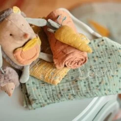 Moulin Roty Peluche Musicale Hérisson Trois Petits Lapins -Magasin de jouets peluche musicale herisson trois petits lapins 5